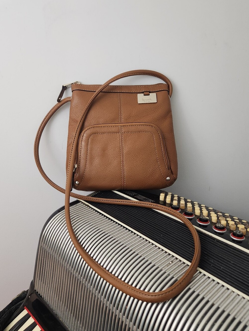 GORGEOUS TIGNANELLO TAN LEATHER CROSS-BODY BAG W/MATCHING CREDIT CARD/MONEY CASE